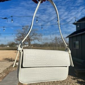Bright white shoulder bag ☁️